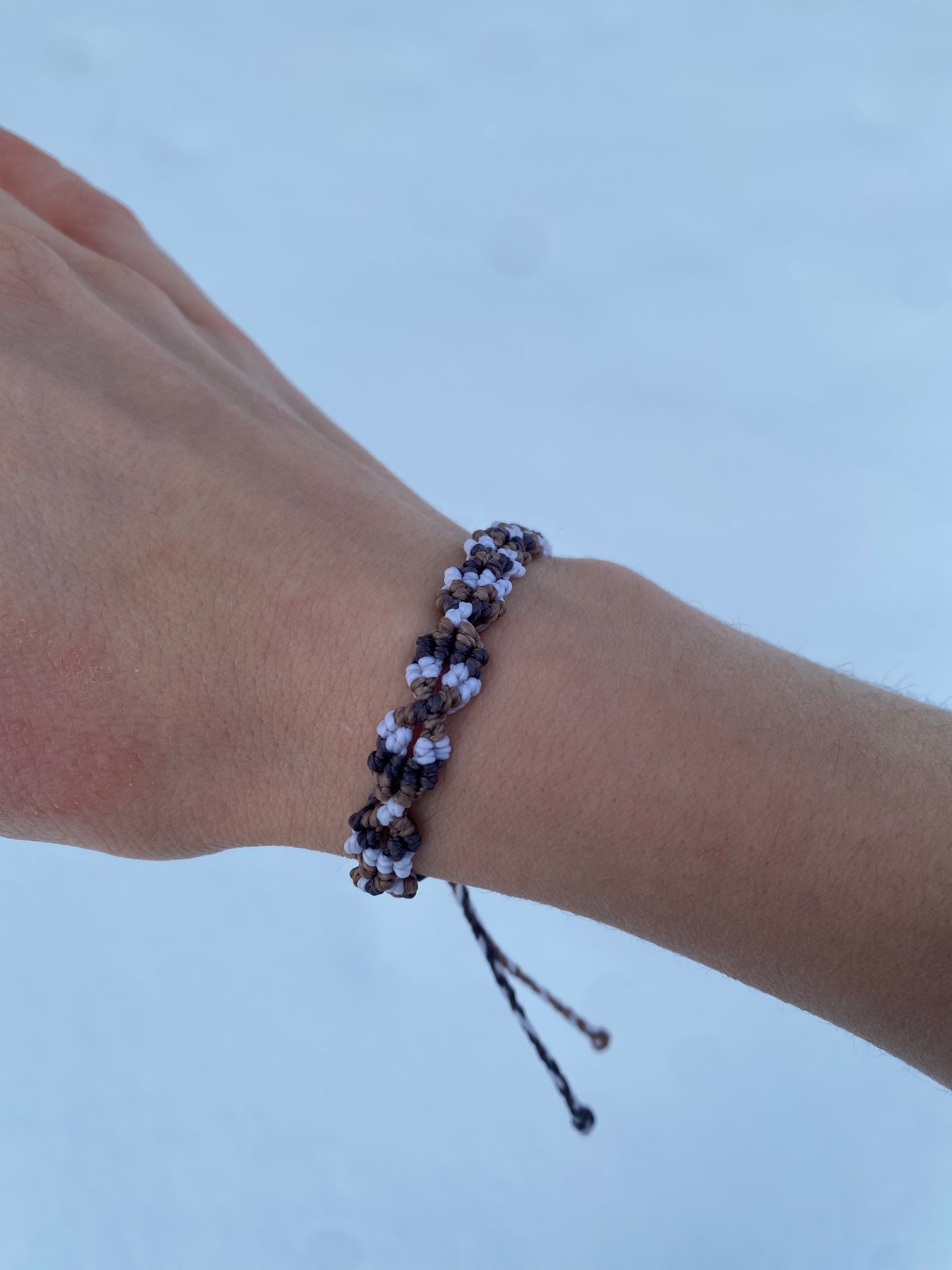 Erdverbunden – Makramee Armband in Naturtönen