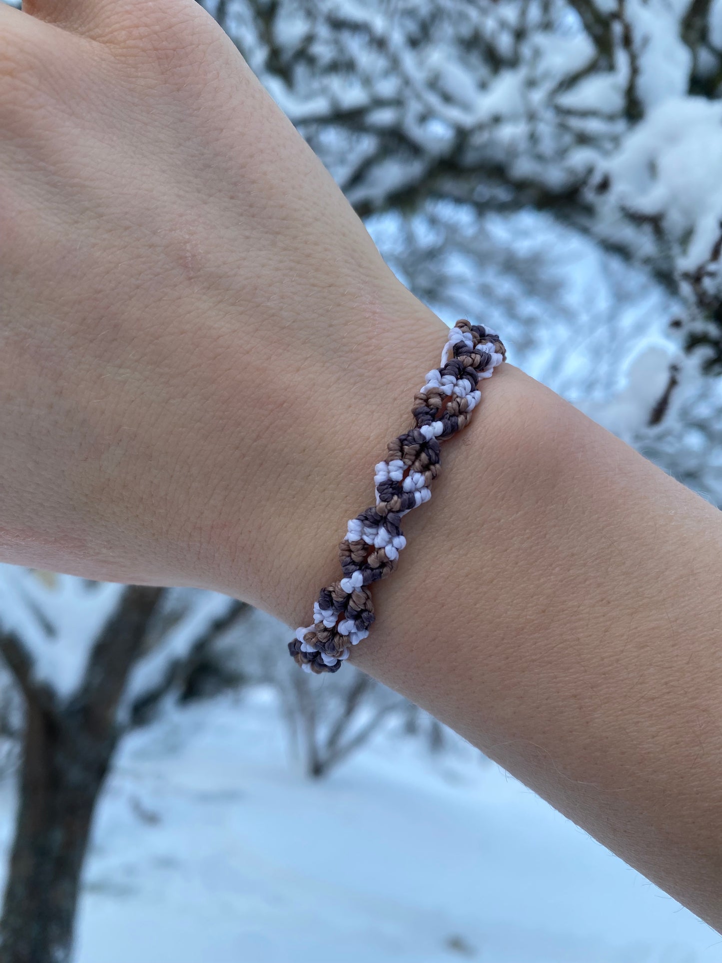 Erdverbunden – Makramee Armband in Naturtönen