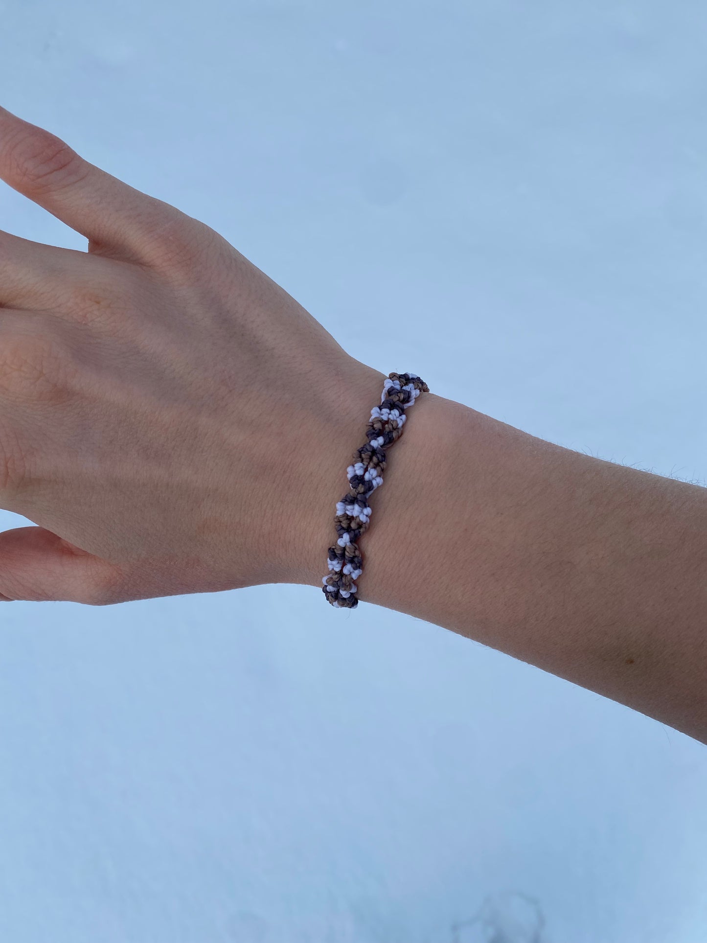 Erdverbunden – Makramee Armband in Naturtönen