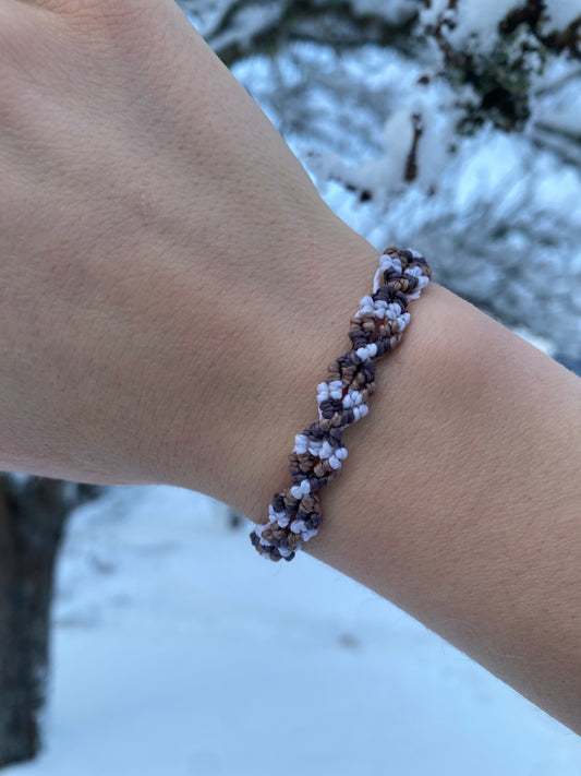 Erdverbunden – Makramee Armband in Naturtönen