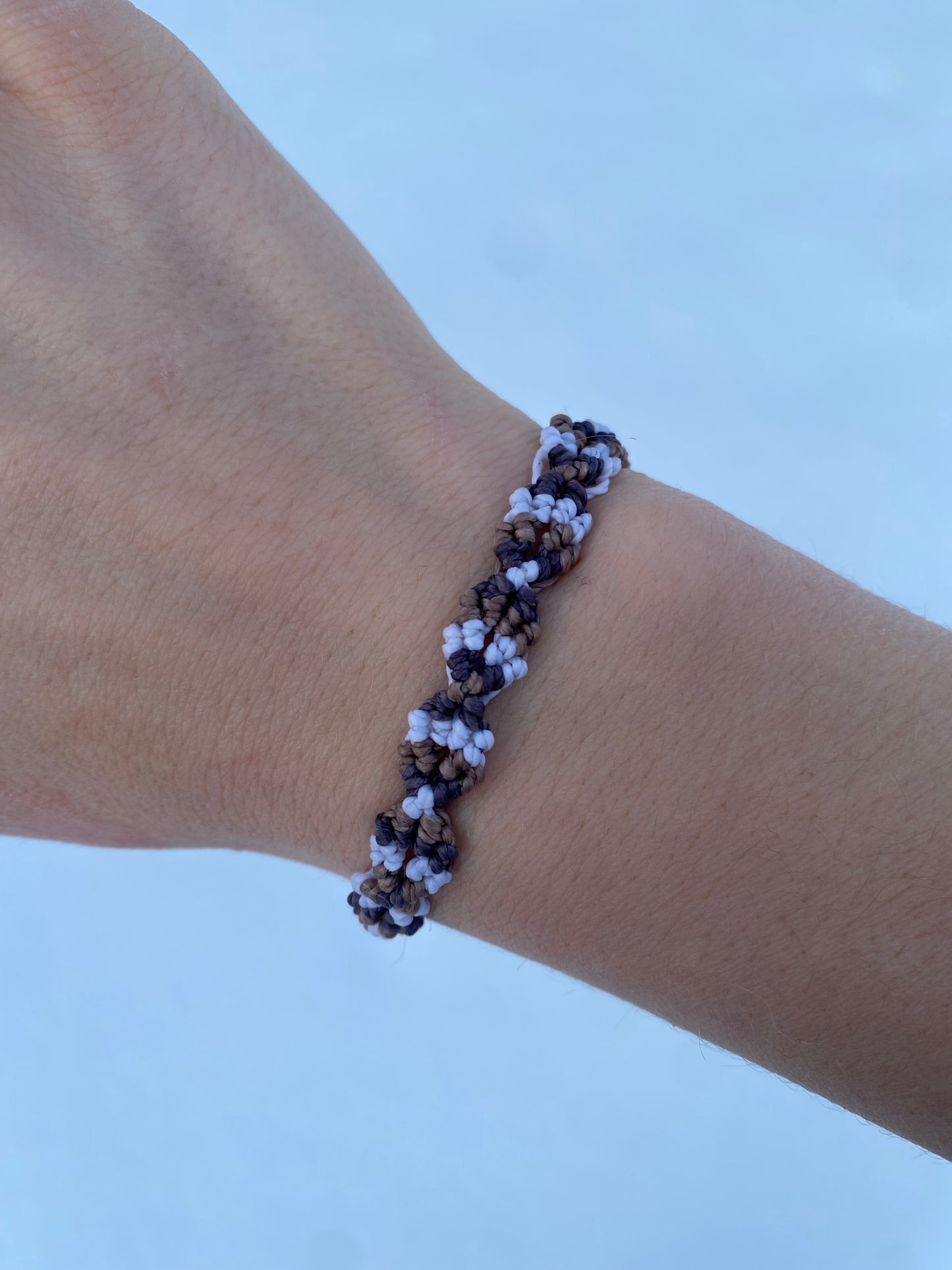 Erdverbunden – Makramee Armband in Naturtönen