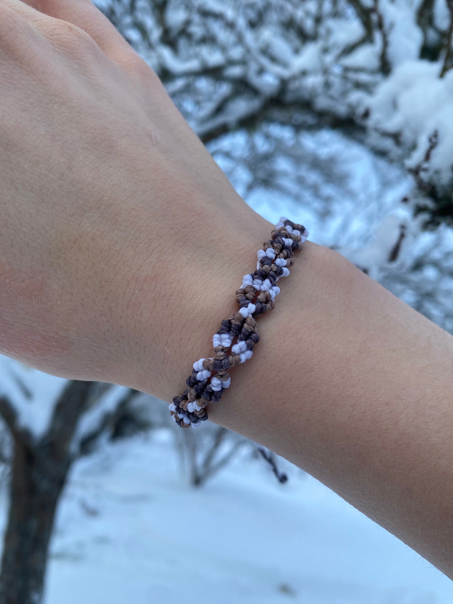 Erdverbunden – Makramee Armband in Naturtönen