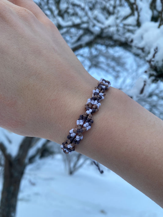 Erdverbunden – Makramee Armband in Naturtönen